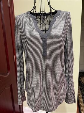 Striped V-Neck Long Sleeve Top in Gray and White